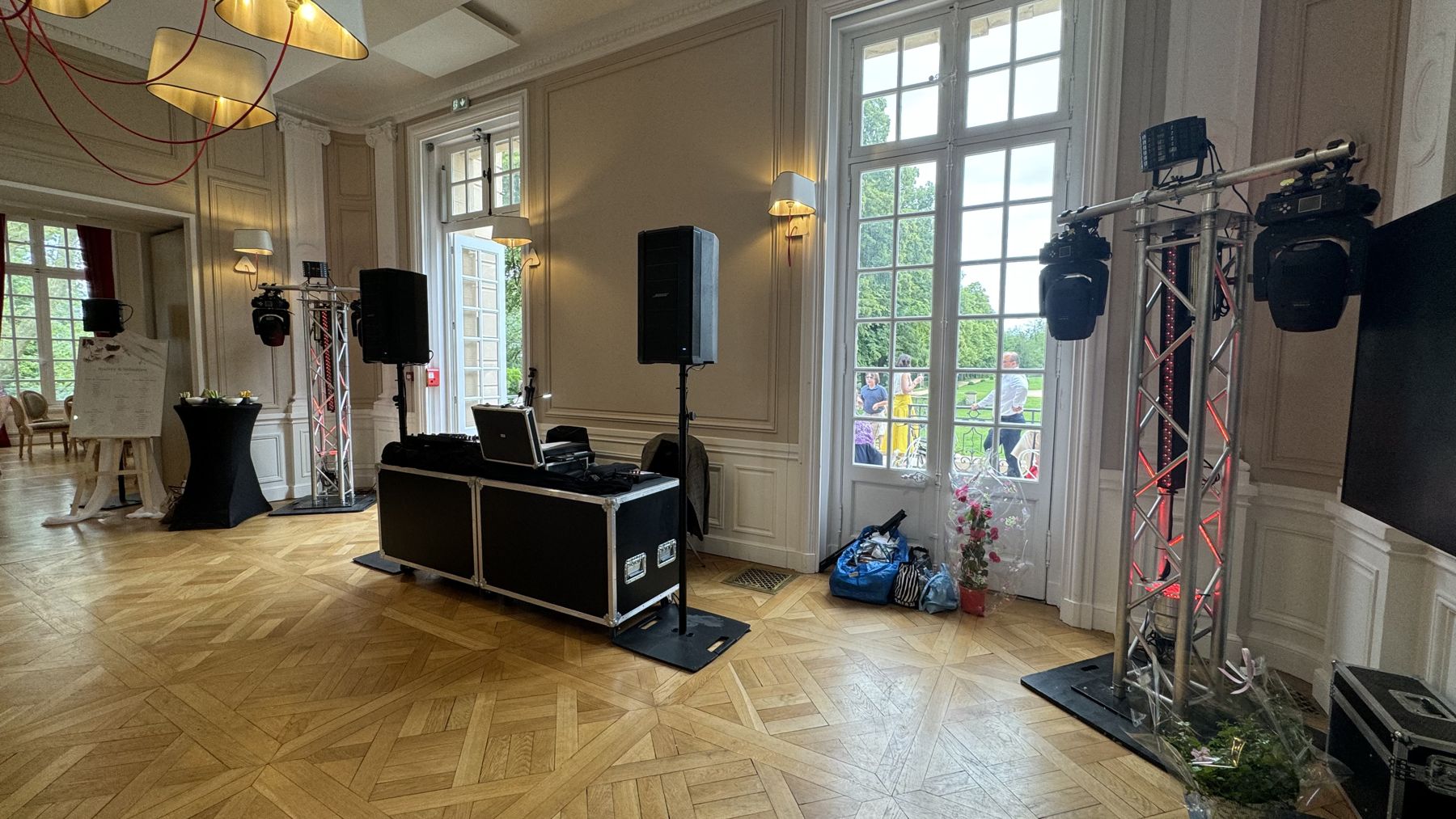 Sonorisation et éclairage installés dans un salon de château