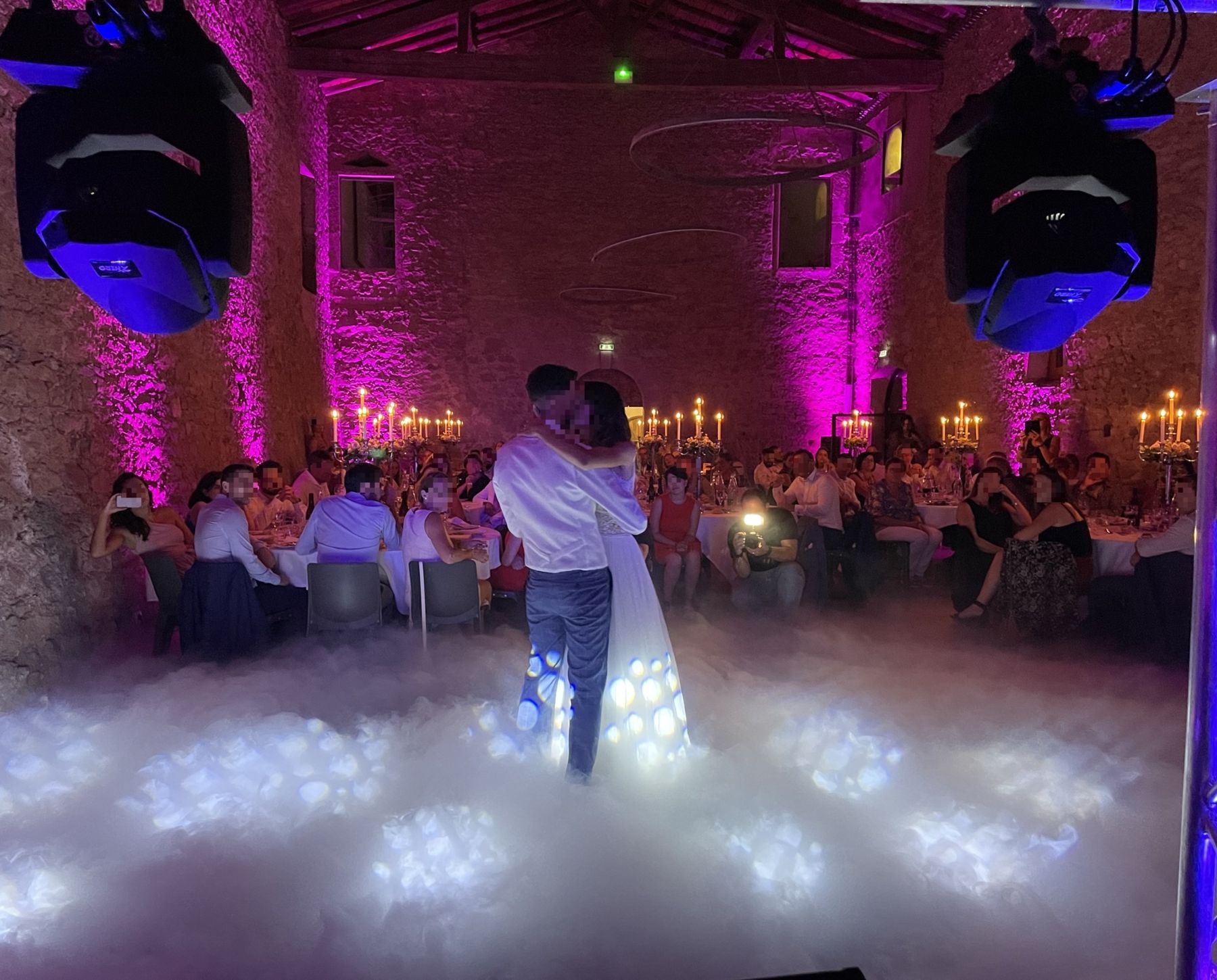 Première danse des mariés dans une nappe de fumée lourde
